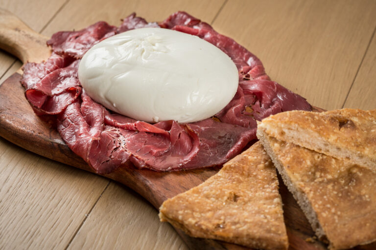 tagliere con carpaccio morbido di bufala